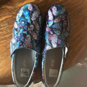 Algeria Size 12 new multi color shoes.